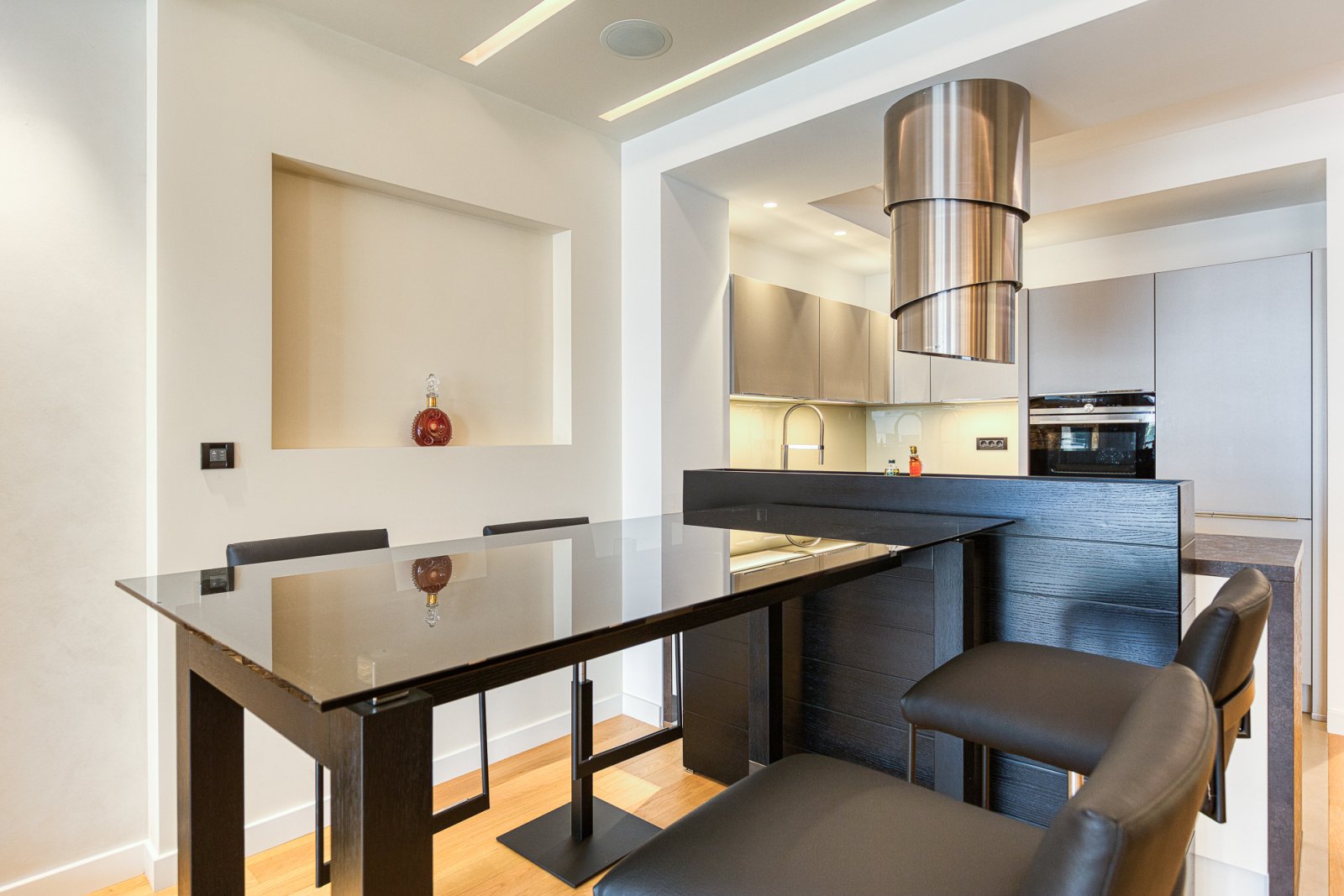 An elegant two-bedroom apartment with an exclusive design in the heart of Budva.<br><br><p>An elegant two-bedroom apartment with an exclusive design i