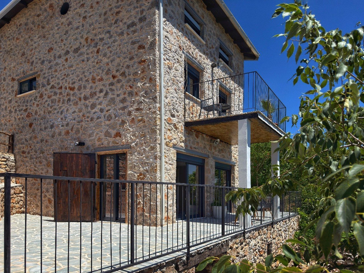 ‍LOCATIONSituated in the tranquil surroundings of Bar Municipality, this charming property offers the perfect balance between privacy and accessibi...