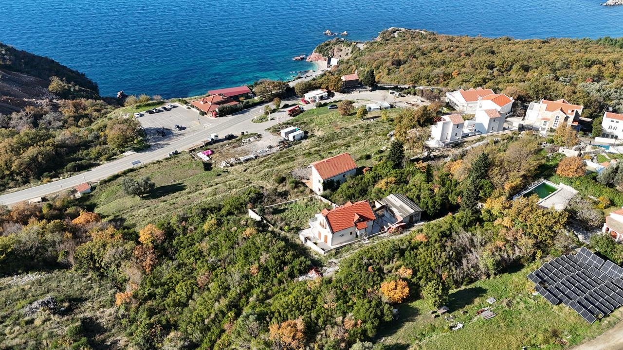 Budva: ‍LOCATIONThe house is located in Sveti Stefan, Budva Municipality. The sea and the beach are 400m away from the house. Tivat airport is 29km away a... 