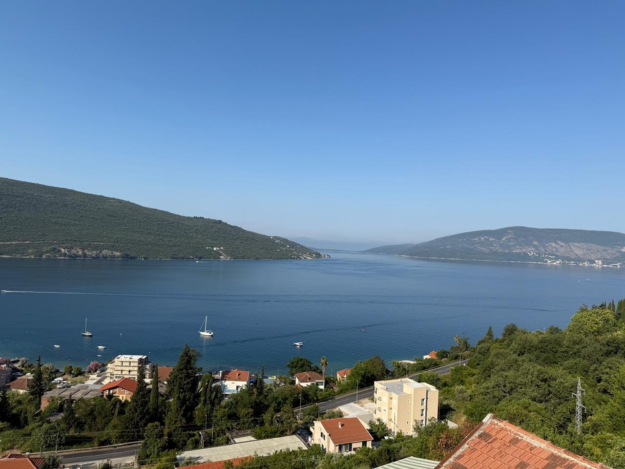 ‍LOCATION This apartment is located in Herceg Novi Municipality, 5km away from the city center. The sea and the beach are 1km away from the apartme...