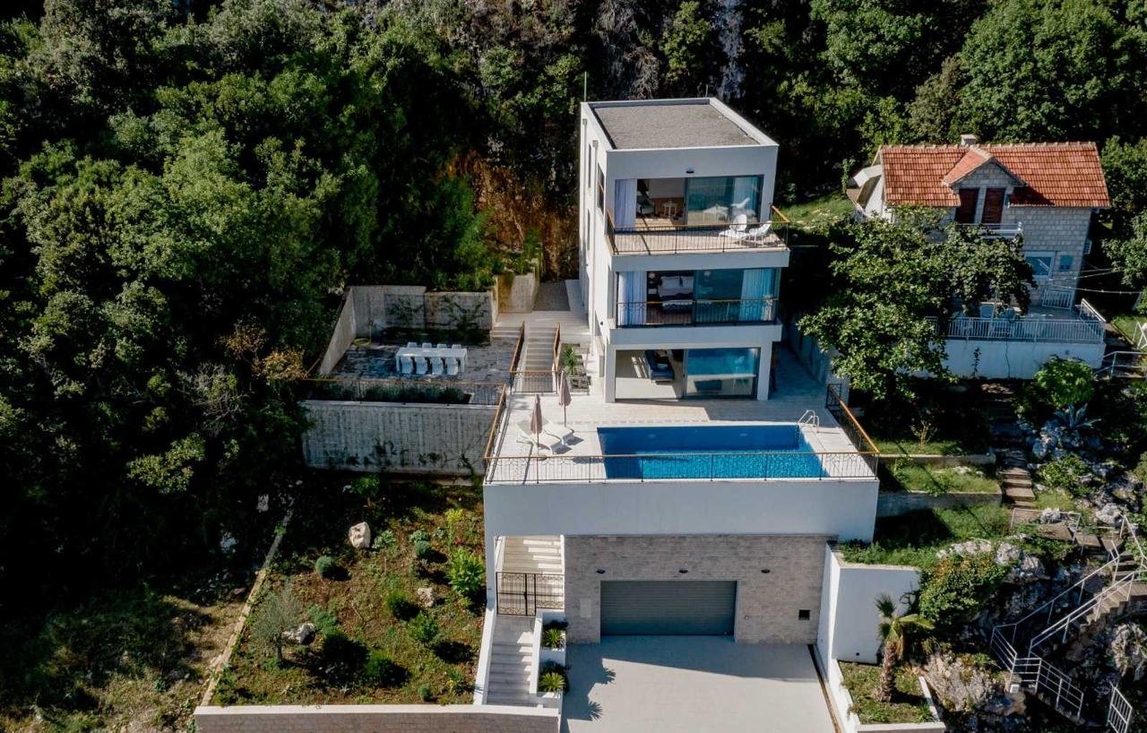 Herceg Novi: ‍LOCATIONThis villa is located in Herceg Novi Municipality, 7km away from the city center. The sea and the beach are 20m away from the villa. Tivat... 