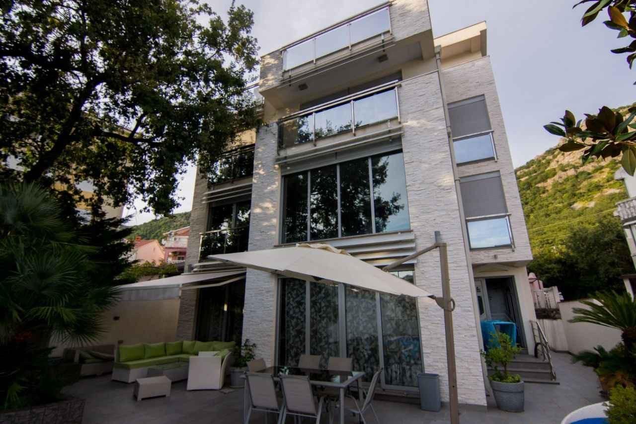 Budva: ‍‍LOCATIONThis villa is located in Budva, 1,5km away from the center. The sea and the beach are 1,5km away from the villa. Tivat airport is 20km aw... 