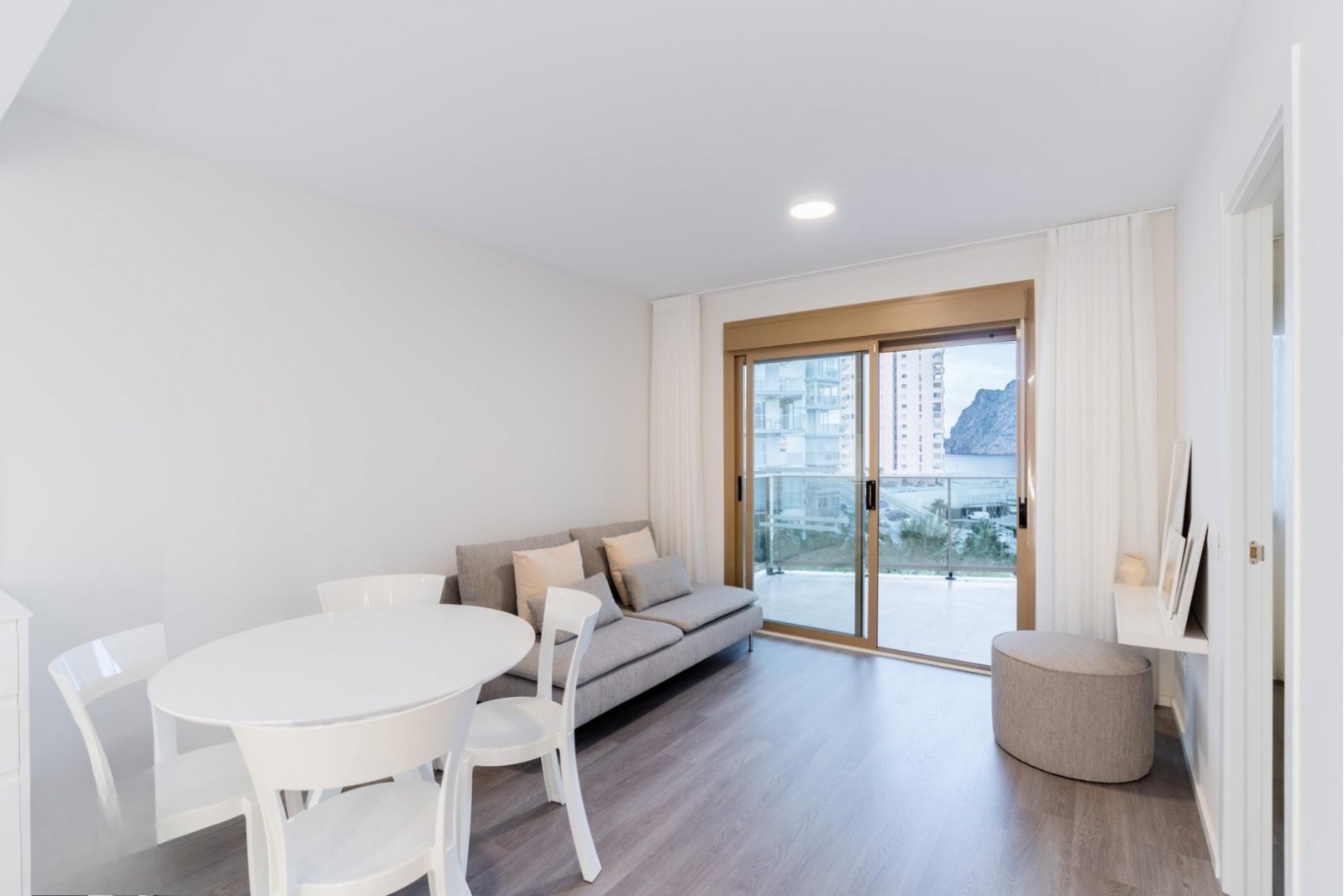 Introducing an apartment in the resort town of Calpe, 500 meters from the sea.Calpe is a picturesque area, a popular seaside resort located on the coa