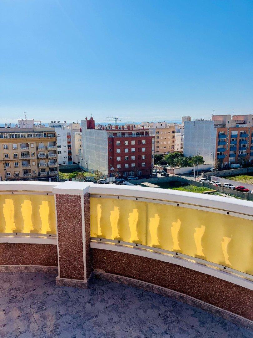 We present an apartment in the city of Torrevieja.A penthouse is for sale in Torrevieja, just 650 meters from Playa del Cura beach. The apartment has 