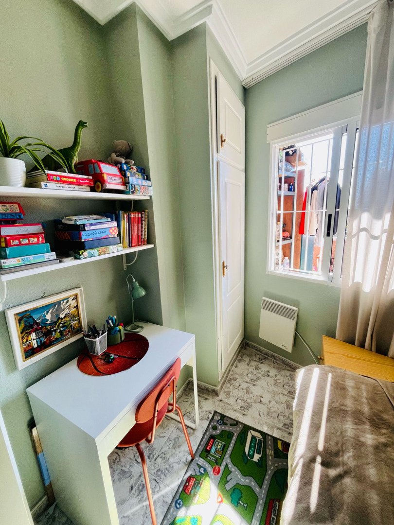 We present an apartment in the city of Torrevieja.A penthouse is for sale in Torrevieja, just 650 meters from Playa del Cura beach. The apartment has 