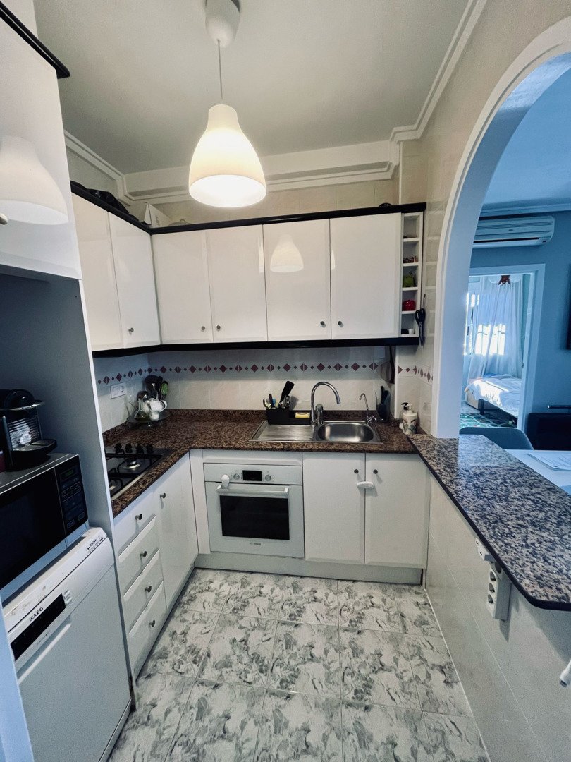 We present an apartment in the city of Torrevieja.A penthouse is for sale in Torrevieja, just 650 meters from Playa del Cura beach. The apartment has 