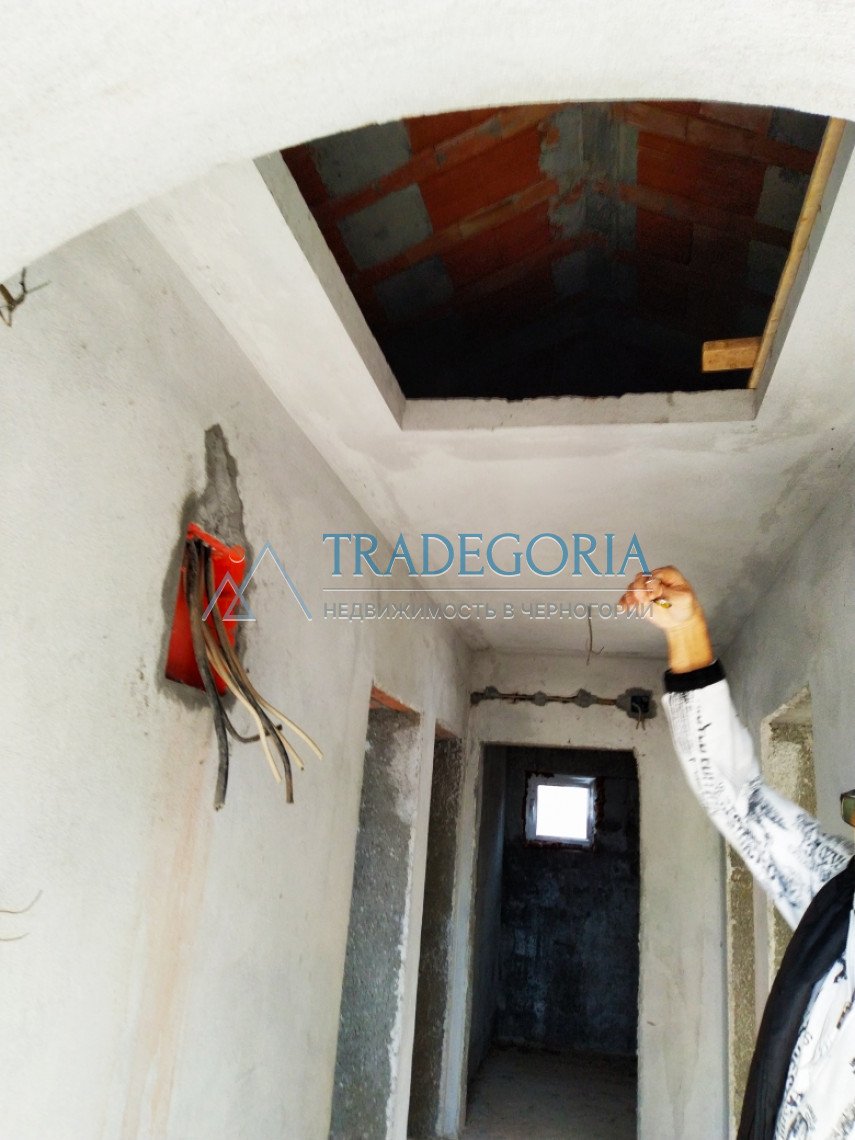 <p>The house is under construction, located in the village of Dobra Voda, 900m from the sea.</p><p> House 3 floors, area 255m2 + terraces, on a plo...