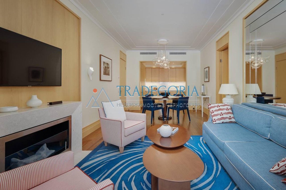 <p>The apartment has 3 bedrooms, one of the bedrooms is a masterbedroom with its own bathroom, 3 bathrooms, a dining room with a kitchen, a living ...