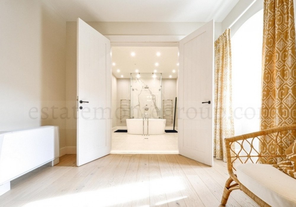 Boka Kotor Bay, Dobrota district. An old renovated luxury villa made of natural stone with its own pierSea viewThe distance to the sea is 10m.The a...