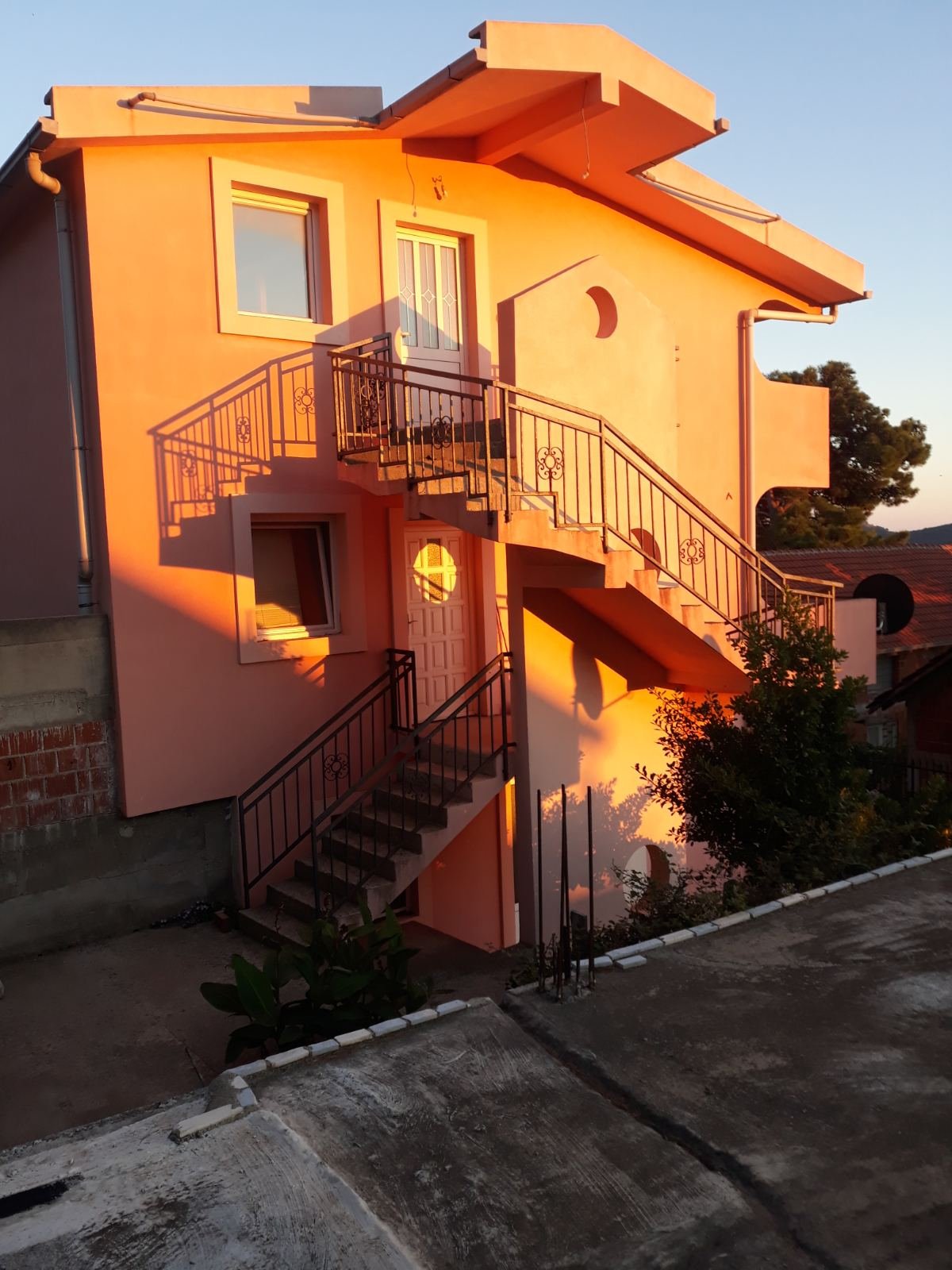 Zeleni Pojas: Three-story house near Bar<br><br><p>For sale a three-story house in Shushanj. 	 The area of the house is 300 m2, the area of the yard is 217 m2, a... 