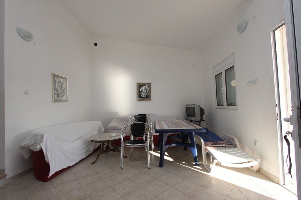 House with sea view in Bar<br><br><p>House for sale in the area of Dobre Vode, nearby the town of Bar. The house is located only 100 meters away fr...