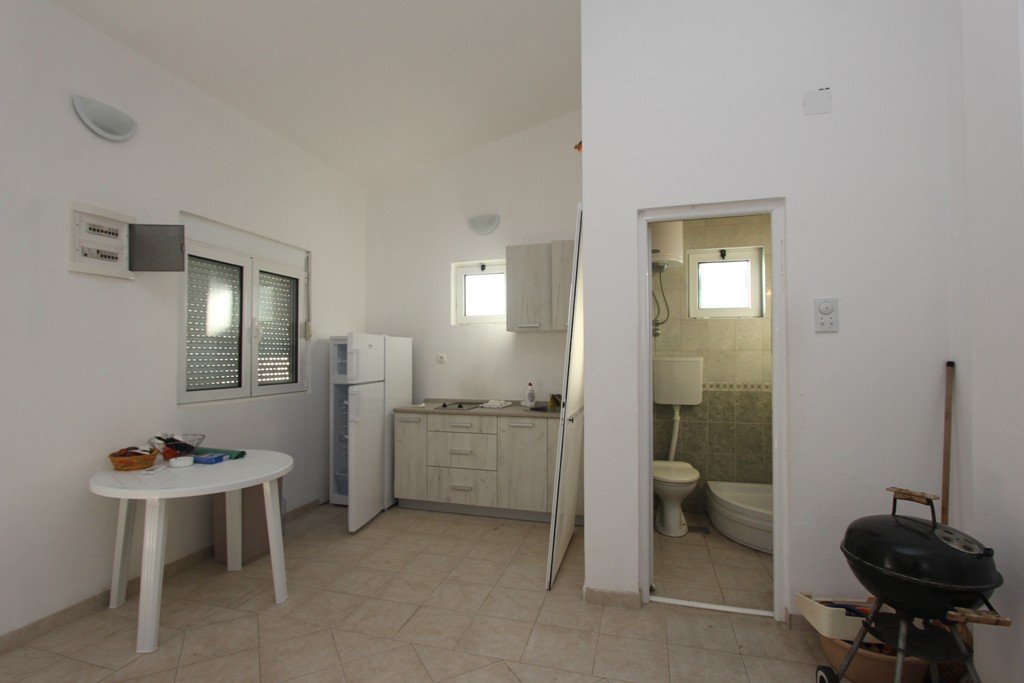 House with sea view in Bar<br><br><p>House for sale in the area of Dobre Vode, nearby the town of Bar. The house is located only 100 meters away fr...