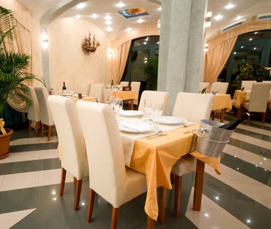 Mini hotel in Herceg Novi<br><br><p>Hotel for sale just 50 meters from the sea in Bijela, Herceg Novi. The area of the hotel is 790 m2. The hotel h...