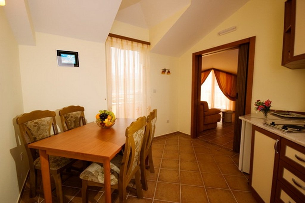 Mini hotel in Herceg Novi<br><br><p>Hotel for sale just 50 meters from the sea in Bijela, Herceg Novi. The area of the hotel is 790 m2. The hotel h...