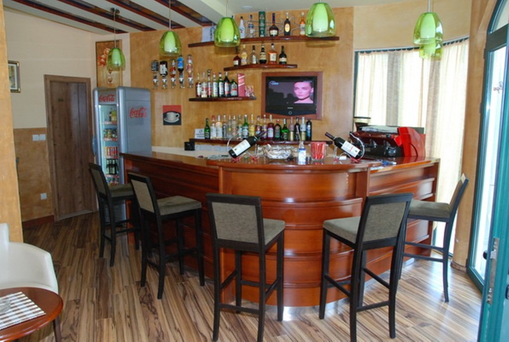 Mini hotel in Herceg Novi<br><br><p>Hotel for sale just 50 meters from the sea in Bijela, Herceg Novi. The area of the hotel is 790 m2. The hotel h...