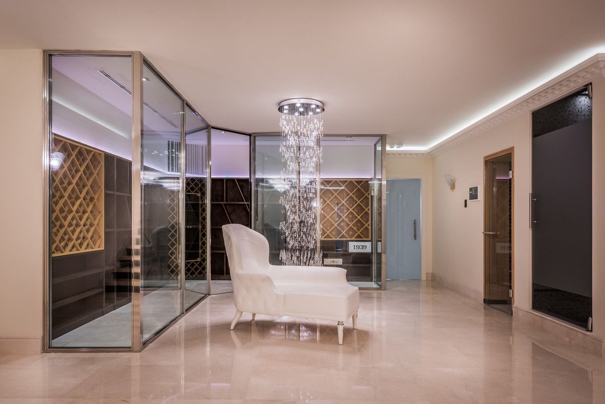 VILLA ZU VERKAUFEN IN HACIENDA LAS CHAPAS, MARBELLA
Luxuriöse Villa mit 7 Schlafzimmern in Hacienda Las Chapas, Marbella Ost.
Hacienda Las Chapas ist 