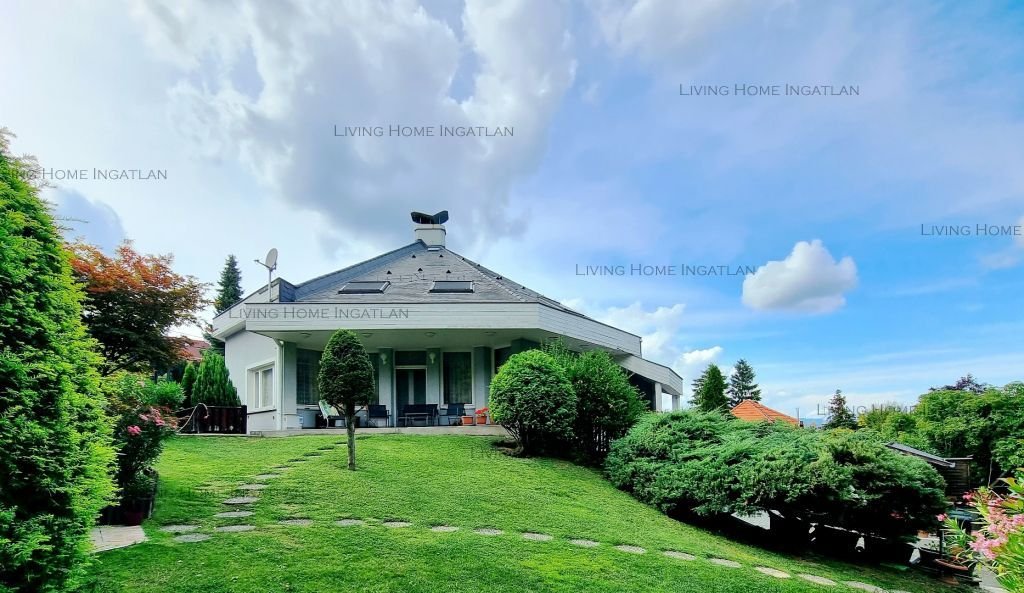 <p><strong>Solymáron panorámás, kétgenerációs családi ház eladó!</strong></p><p>Eladó egy saroktelken lévő, 388 nm-es, háromszintes nagy ház gondoz...