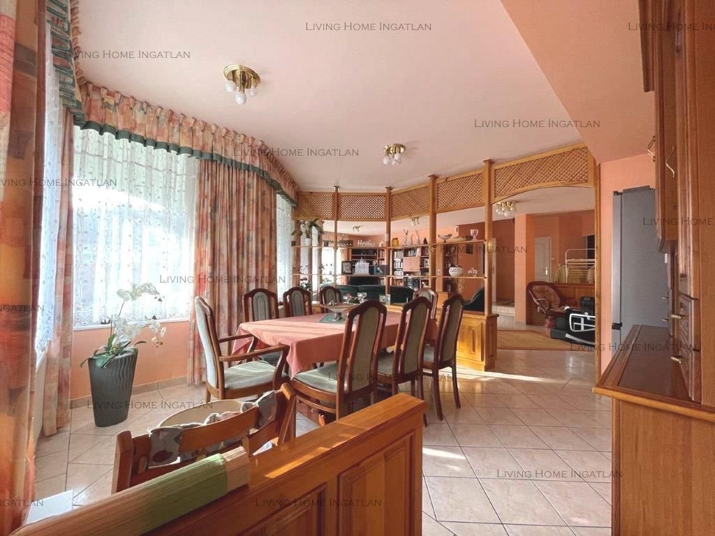 <p><strong>Solymáron panorámás, kétgenerációs családi ház eladó!</strong></p><p>Eladó egy saroktelken lévő, 388 nm-es, háromszintes nagy ház gondoz...