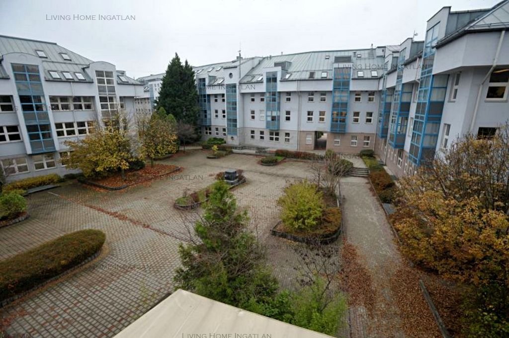 <p>Budaörsön júliustól hosszú távra kiadó irodák irodaházban!</p><p>A budaörsi Bright Site irodaház pár percre Budapesttől, egy remek infrastruktúr...