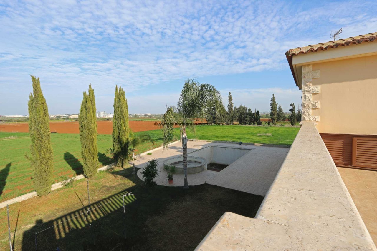 Large 5 bedroom, 3 bathroom family home on huge plot with Title Deed for the land and Private Pool in Liopetri - LIO133.<br /><br />Built in 2009 this