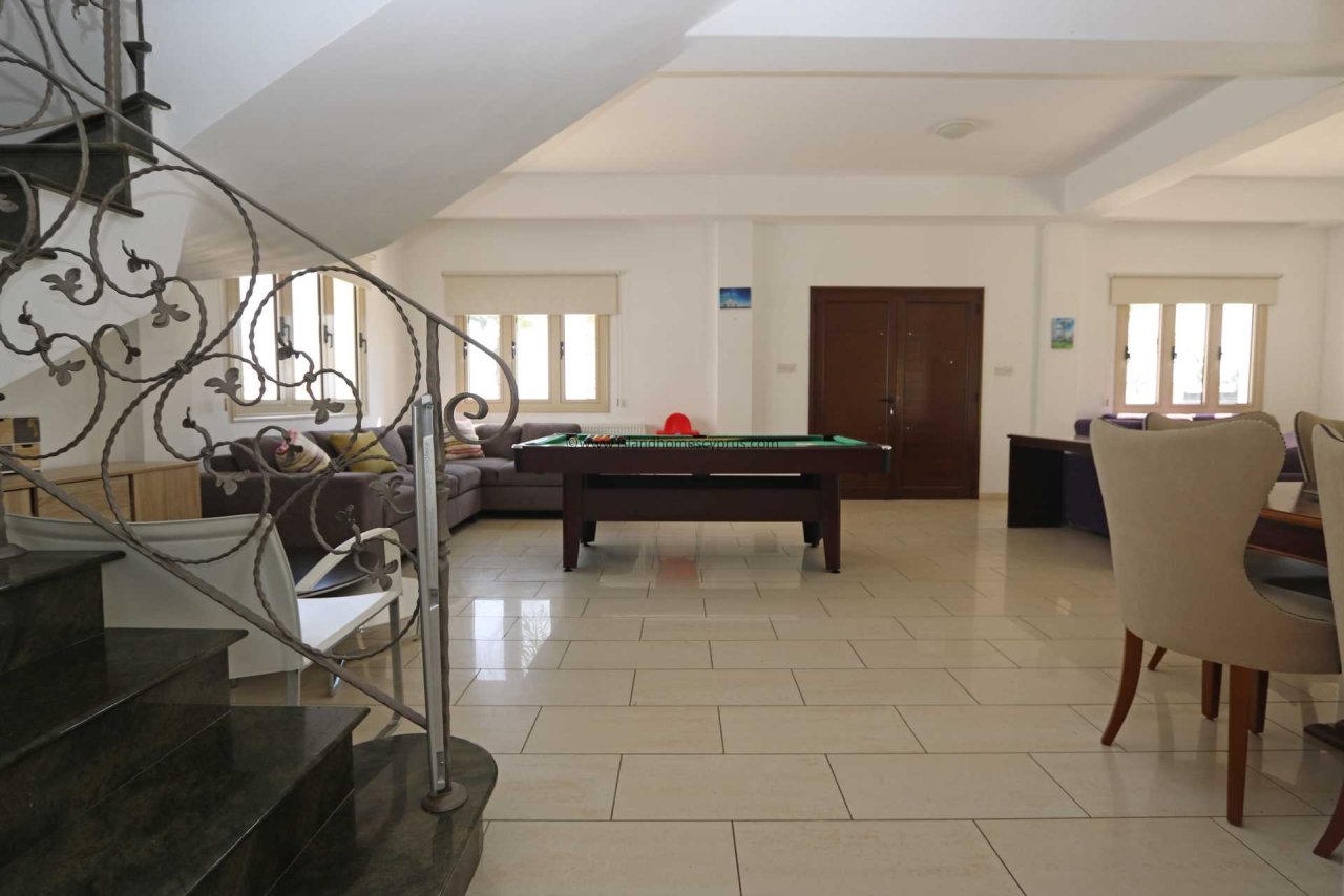 6 bedroom, 2 bathroom, 1 WC stunning villa with Swimming Pool and views of the Ayia Napa coastline in fantastic, Paralimni location - PAR192.<br /><br