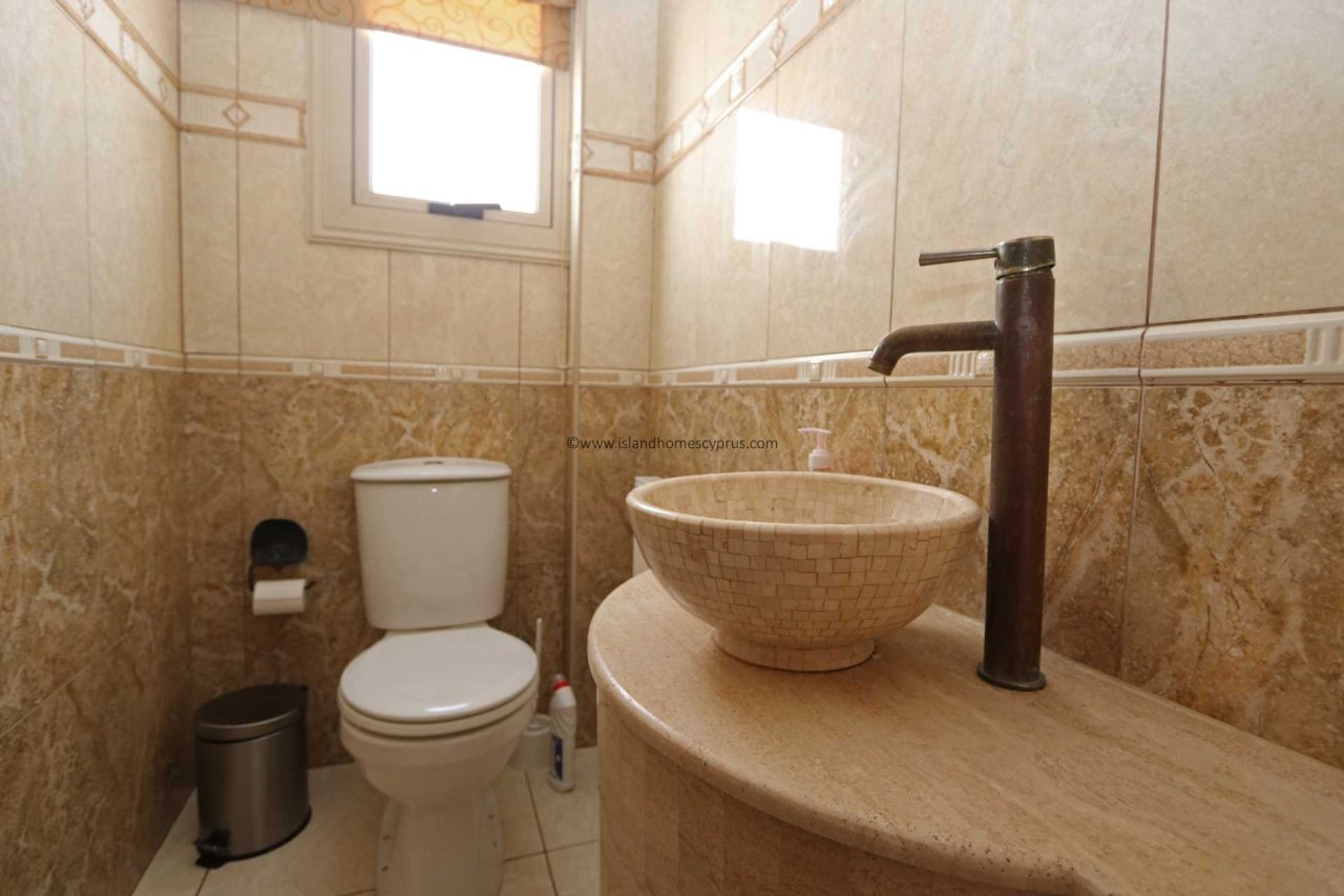 6 bedroom, 2 bathroom, 1 WC stunning villa with Swimming Pool and views of the Ayia Napa coastline in fantastic, Paralimni location - PAR192.<br /><br