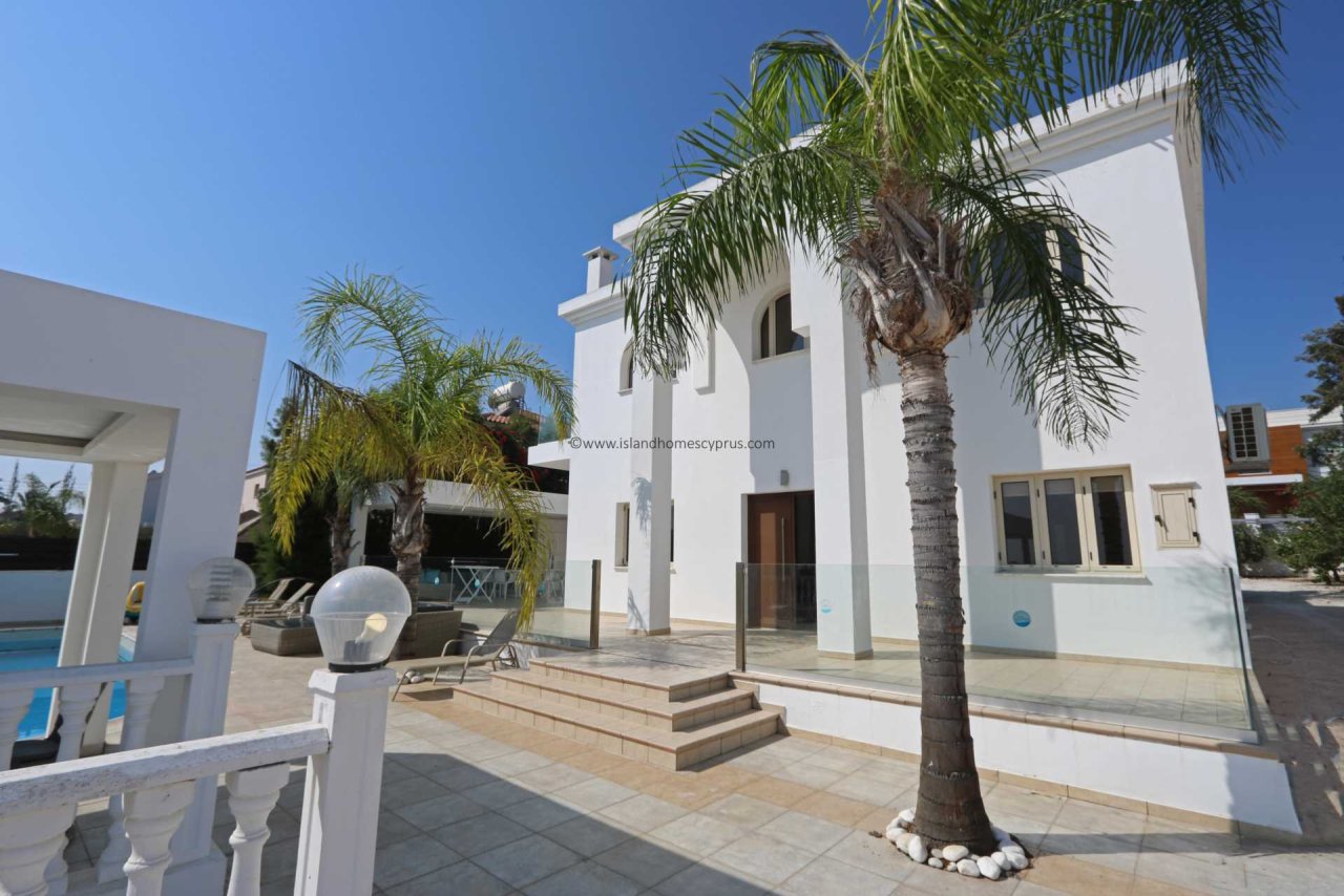 6 bedroom, 2 bathroom, 1 WC stunning villa with Swimming Pool and views of the Ayia Napa coastline in fantastic, Paralimni location - PAR192.<br /><br