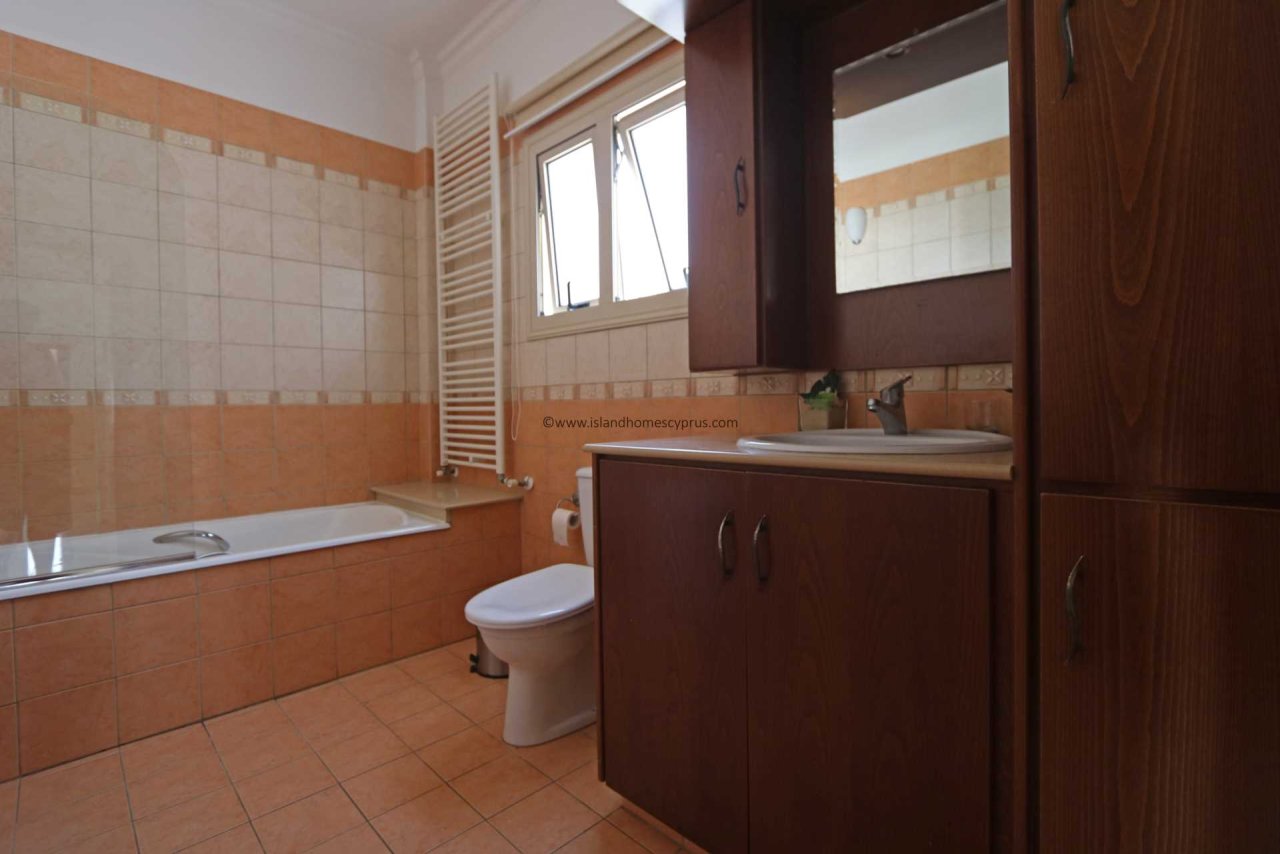 6 bedroom, 2 bathroom, 1 WC stunning villa with Swimming Pool and views of the Ayia Napa coastline in fantastic, Paralimni location - PAR192.<br /><br