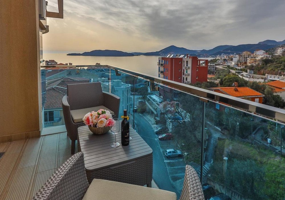 przno: DescriptionBudva Riviera, Przno district.  Two-bedroom Penthouse ApartmentThe distance to the sea is 300m.The area is 96 sq.m.Sea view The fifth fl... 