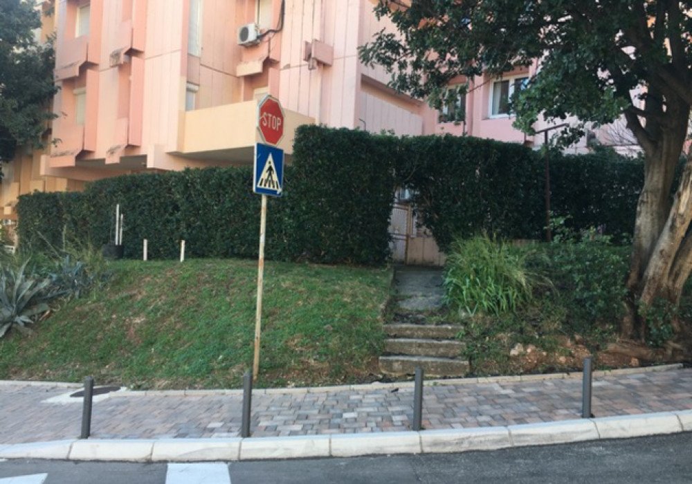 petrovac: Lot 8005DescriptionPetrovac, center. Apartments in the center of Petrovac, in a convenient locationDistance to the sea 200m.City viewThe apartments... 