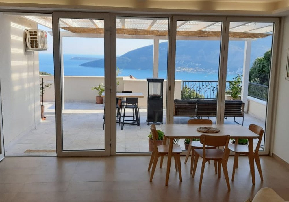 Herceg Novi, Topla district, Shumski Put. Three-bedroom apartment in an elite residential complexThe distance to the sea is 2kmFourth floorSea view... 