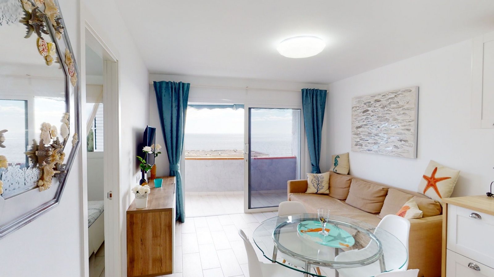 Prime located apartment on the first line with stunning sea views in San Agustin.

Consisting of 3 rooms: Salón with open kitchen and dining area, t
