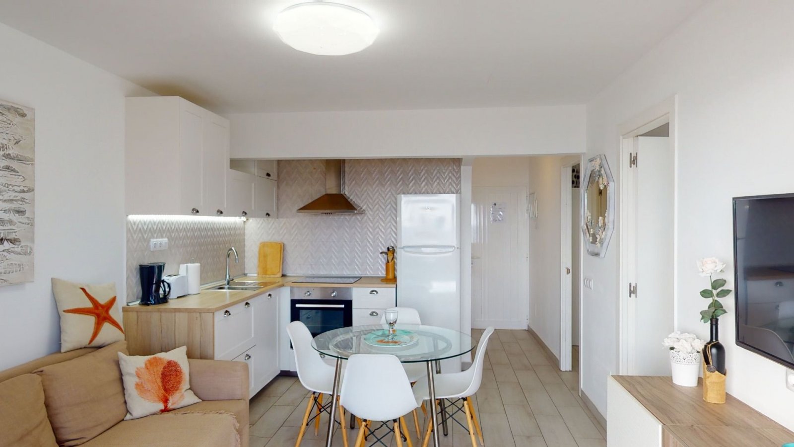 Prime located apartment on the first line with stunning sea views in San Agustin.

Consisting of 3 rooms: Salón with open kitchen and dining area, t