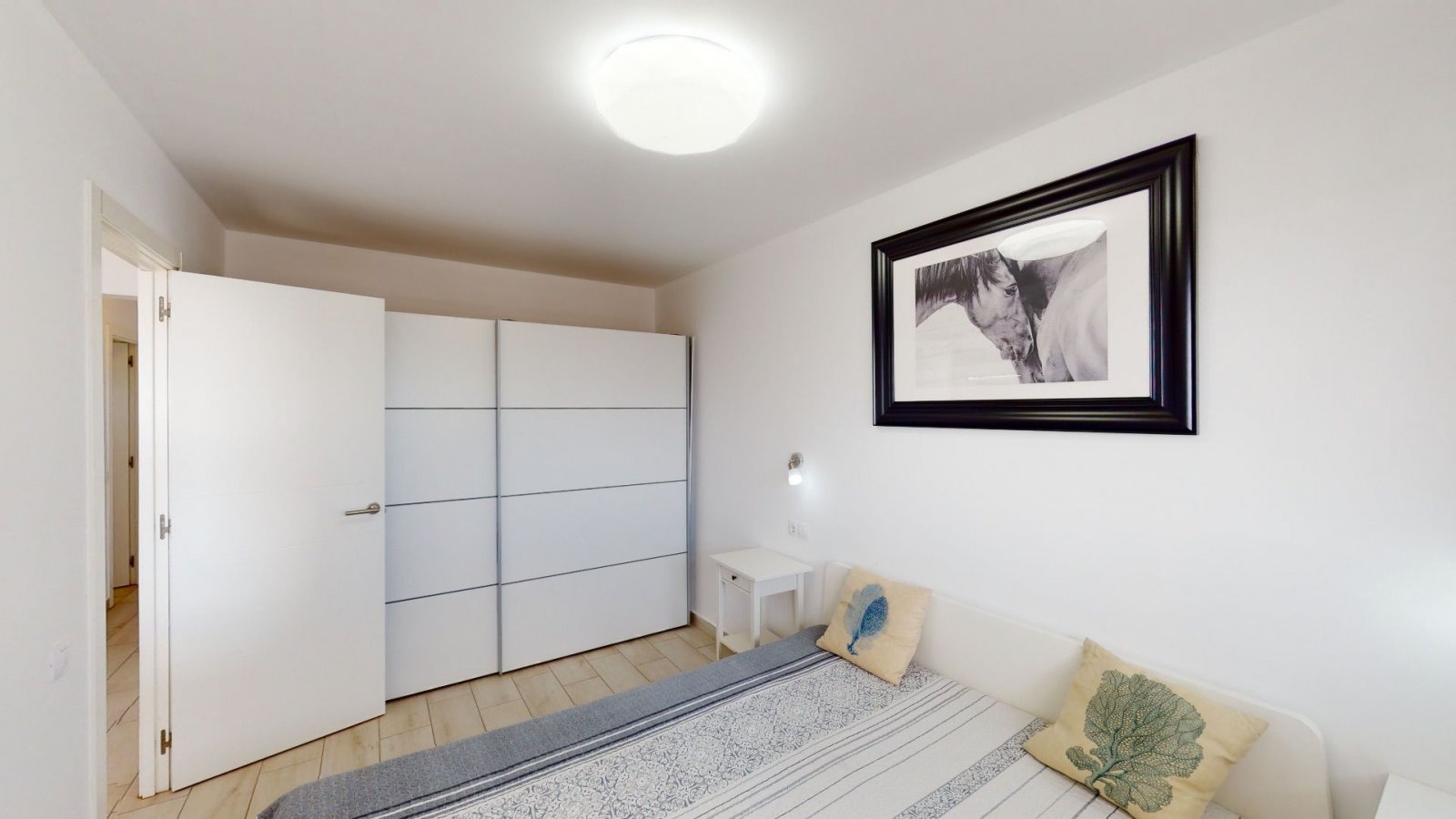 Prime located apartment on the first line with stunning sea views in San Agustin.

Consisting of 3 rooms: Salón with open kitchen and dining area, t