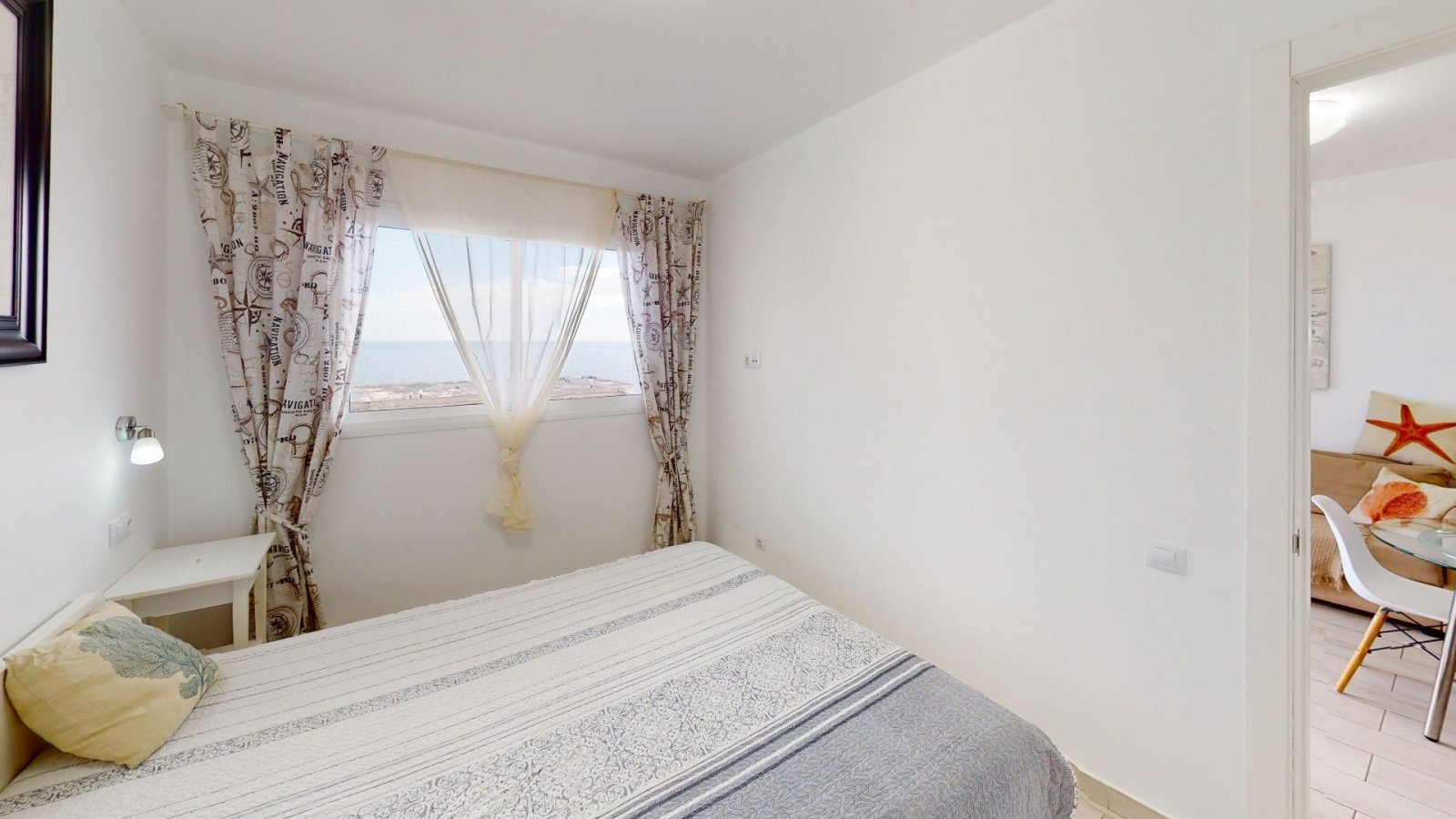 Prime located apartment on the first line with stunning sea views in San Agustin.

Consisting of 3 rooms: Salón with open kitchen and dining area, t