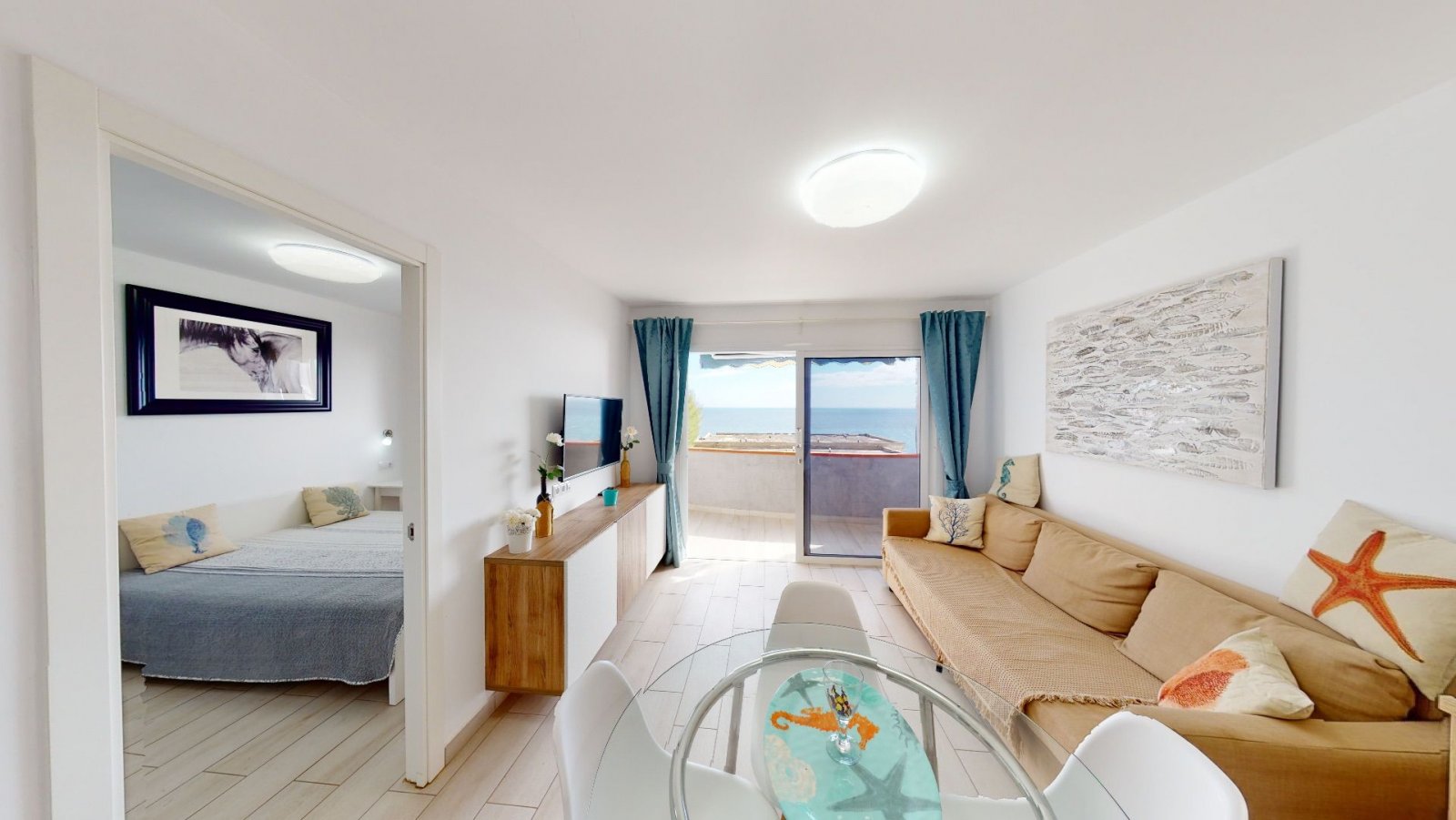 Prime located apartment on the first line with stunning sea views in San Agustin.

Consisting of 3 rooms: Salón with open kitchen and dining area, t