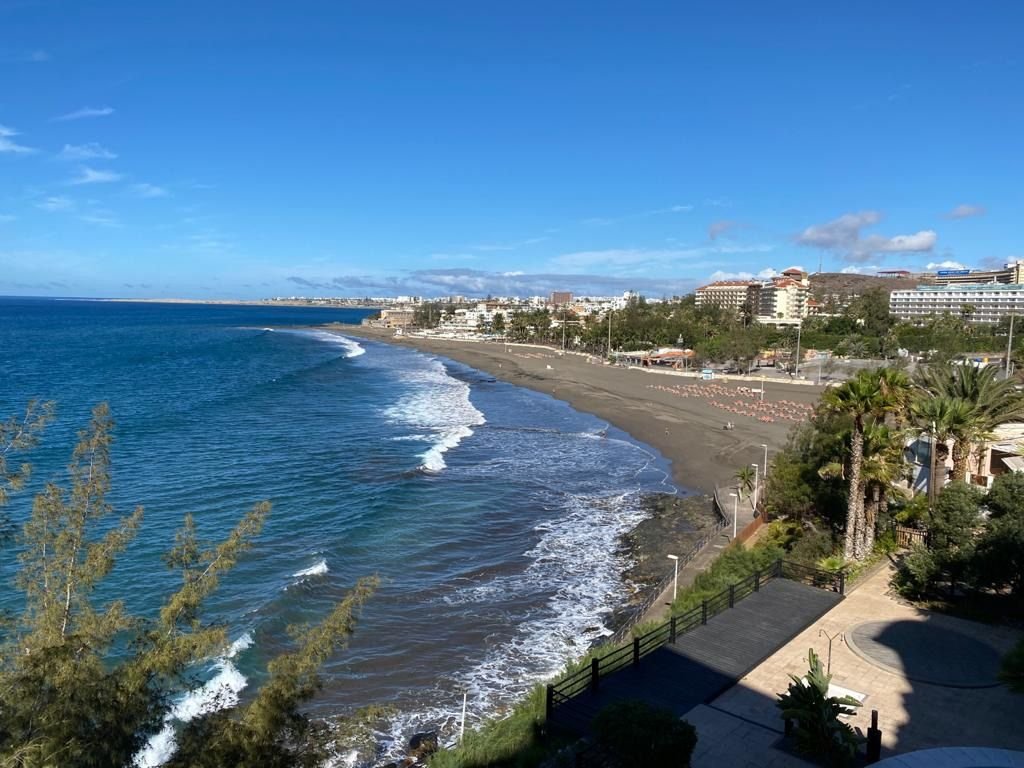 Prime located apartment on the first line with stunning sea views in San Agustin.

Consisting of 3 rooms: Salón with open kitchen and dining area, t