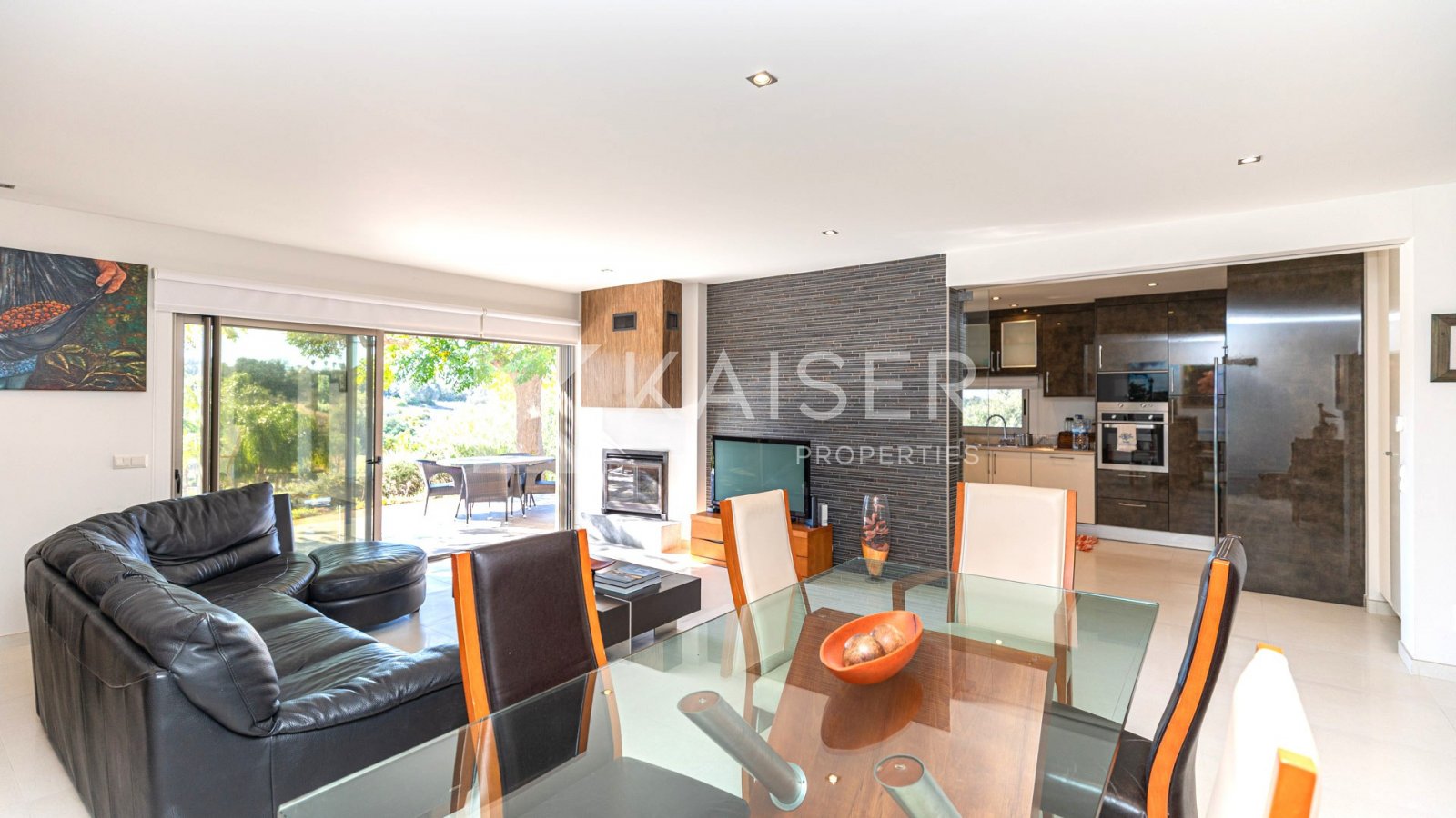 Diese fantastische Villa befindet sich auf einem großen Grundstück mit Swimmingpool und Landschaftsgarten mit Gemüsegarten, Obstbäumen und Gewächshaus