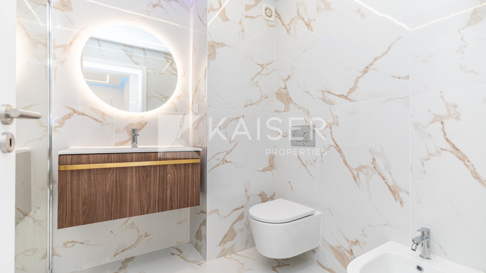 Homestaging | Virtual Tour | Video
 
Dieses atemberaubende Apartment mit 2 Schlafzimmern befindet sich im zweiten Stock eines Strandkomplexes in Quart