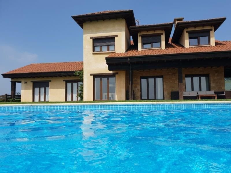 Siero: Magnifica villa con 6 camere da letto, 3 bagni e 2 WC. Ufficio. 2 camere. Cucina completamente attrezzata. Piscina con luce interna. Finca di 5.000... 