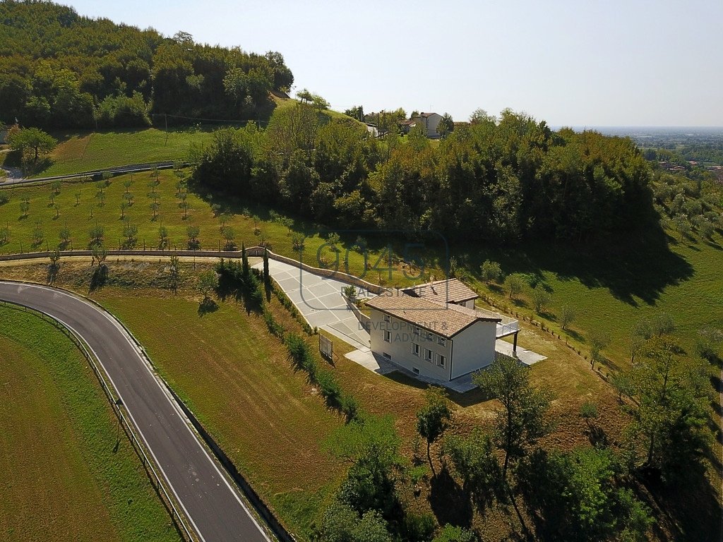 Unikat: neu erbautes Landhaus in biologischer Bauweise im Prosecco-Anbaugebiet in Sarmede - Venetien