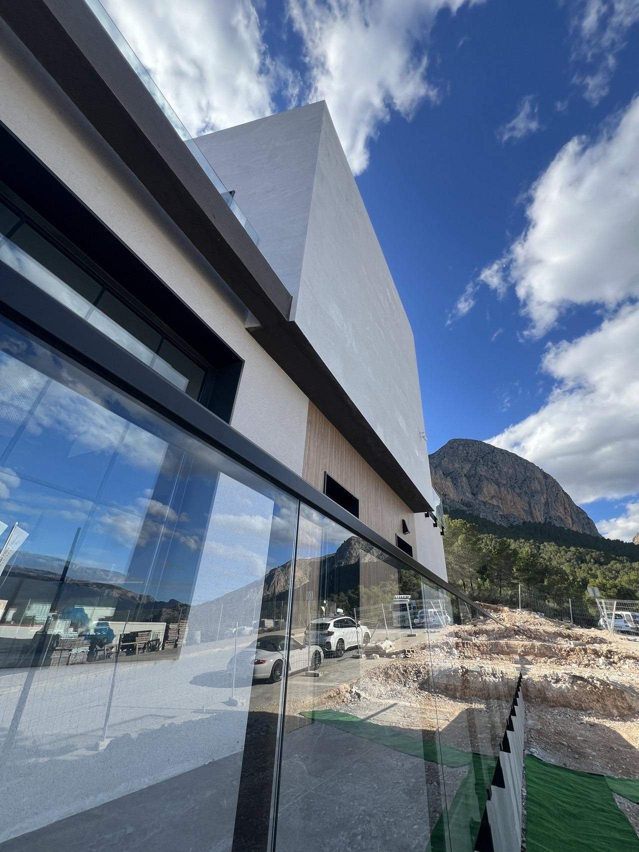 NEU GEBAUTE DOPPELHAUSHÄLFTEN IN POLOP&#13;&#13;Neubau von modernen Reihenhäusern und Doppelhaushälften mit mehreren Terrassen und Solarium, komplett 