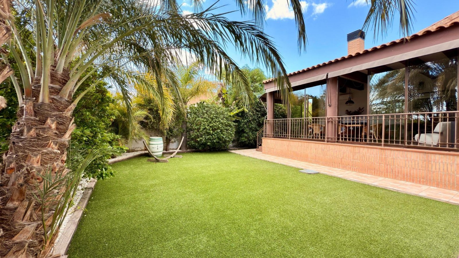  An exclusive villa is offered for sale located in Muchamiel in the Almajada area. This is a unique property, which has incredible charm and high qual