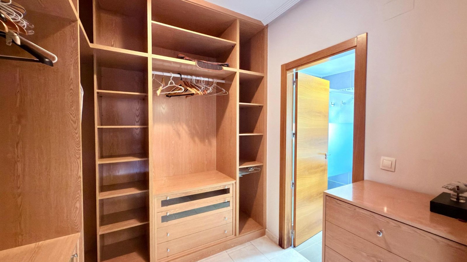  An exclusive villa is offered for sale located in Muchamiel in the Almajada area. This is a unique property, which has incredible charm and high qual