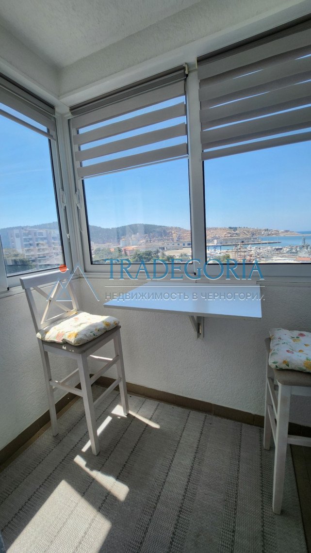 <h2>description</h2><p>Apartment in the center of Bar with 2 bedrooms and sea view!</p><div> Apartment in the center of Bar on Bankovskaya street.<...