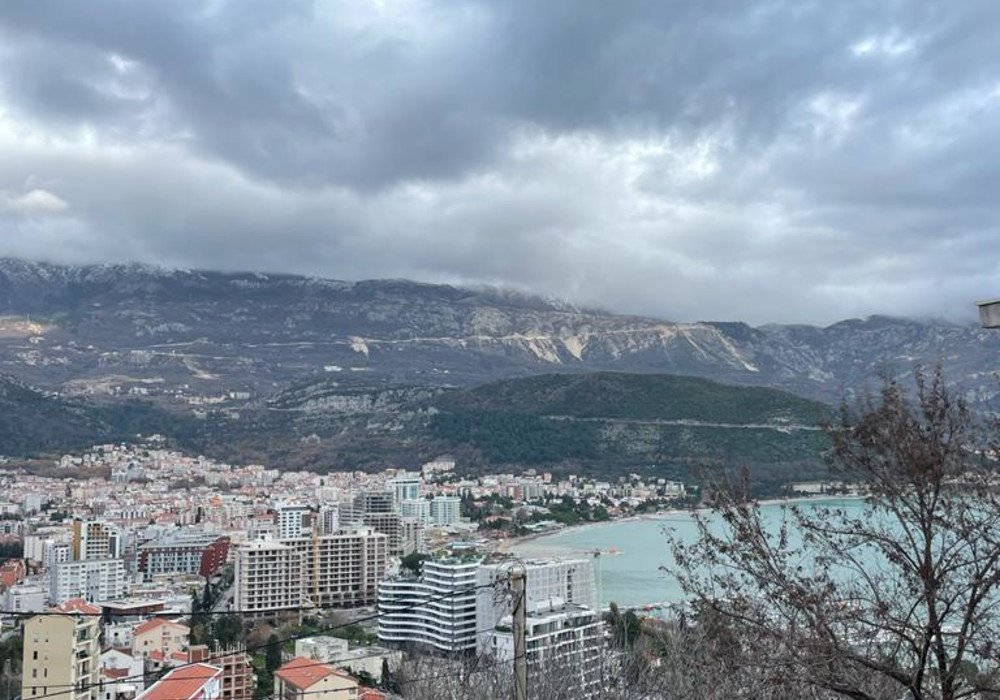 Budva, Komosevin district, Vidikovac. Two bedroom apartmentDistance to the sea 350mArea: 78 sq.m.Floor - fourthView: sea and city viewStructure:cor... 