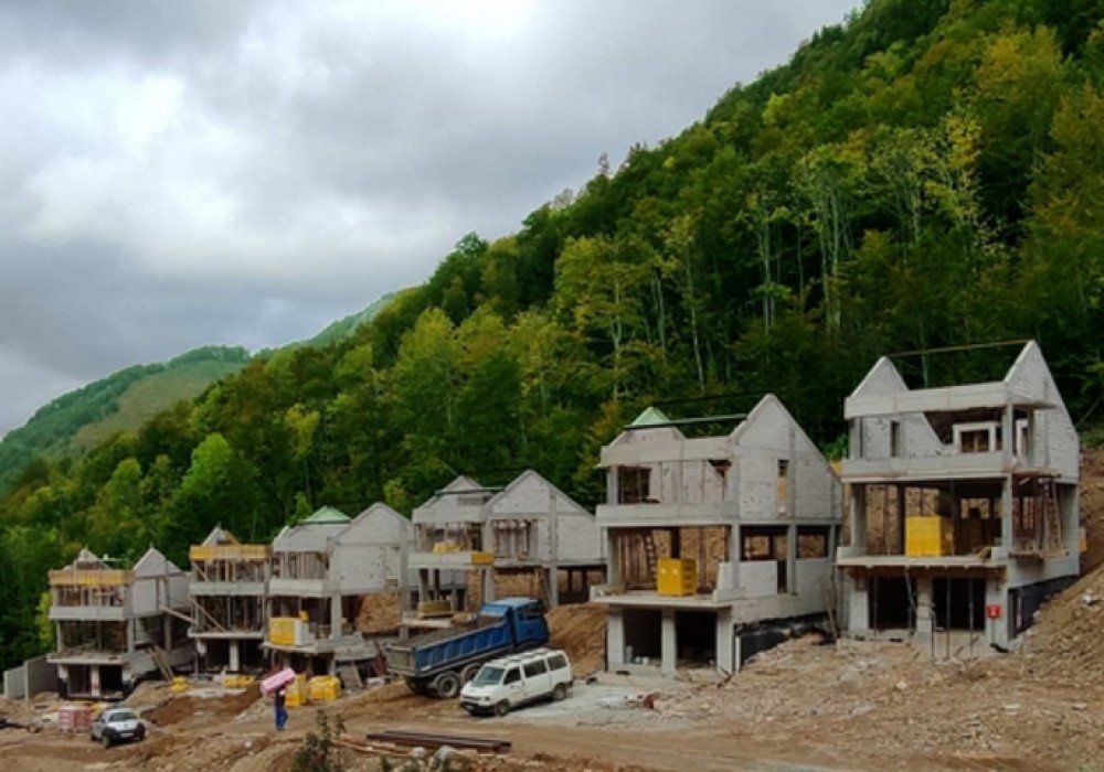 Description
Kolasin ski resort, left bank of the Tara River. A complex of ten chalets, on the southern slope at the foot of Mount Belasica
The buyer i