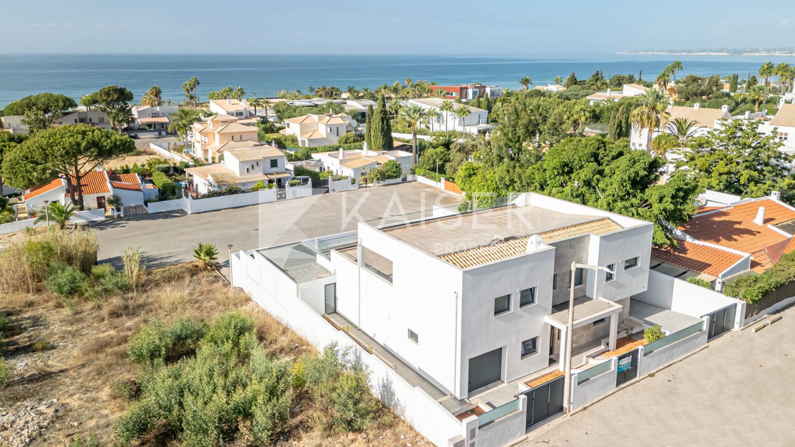 Albufeira: Home StagingDeze ruime villa, met open zeezicht en gelegen op loopafstand van het strand, restaurants, winkels en supermarkt, wordt volledig gereno... 