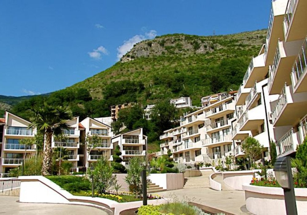 Budva Riviera, village of Przno. Two-bedroom apartment in a prestigious residential complex with a swimming pool.The distance to the sea is 350 m.F...