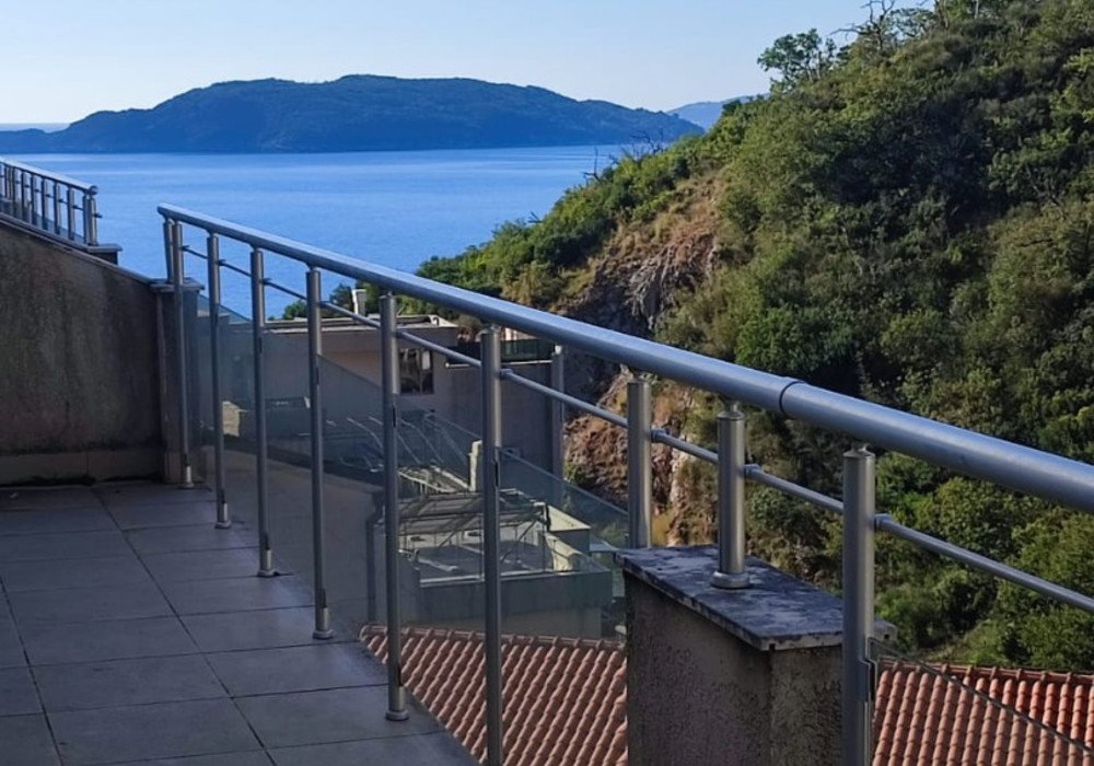 Budva Riviera, village of Przno. Two-bedroom apartment in a prestigious residential complex with a swimming pool.The distance to the sea is 350 m.F...
